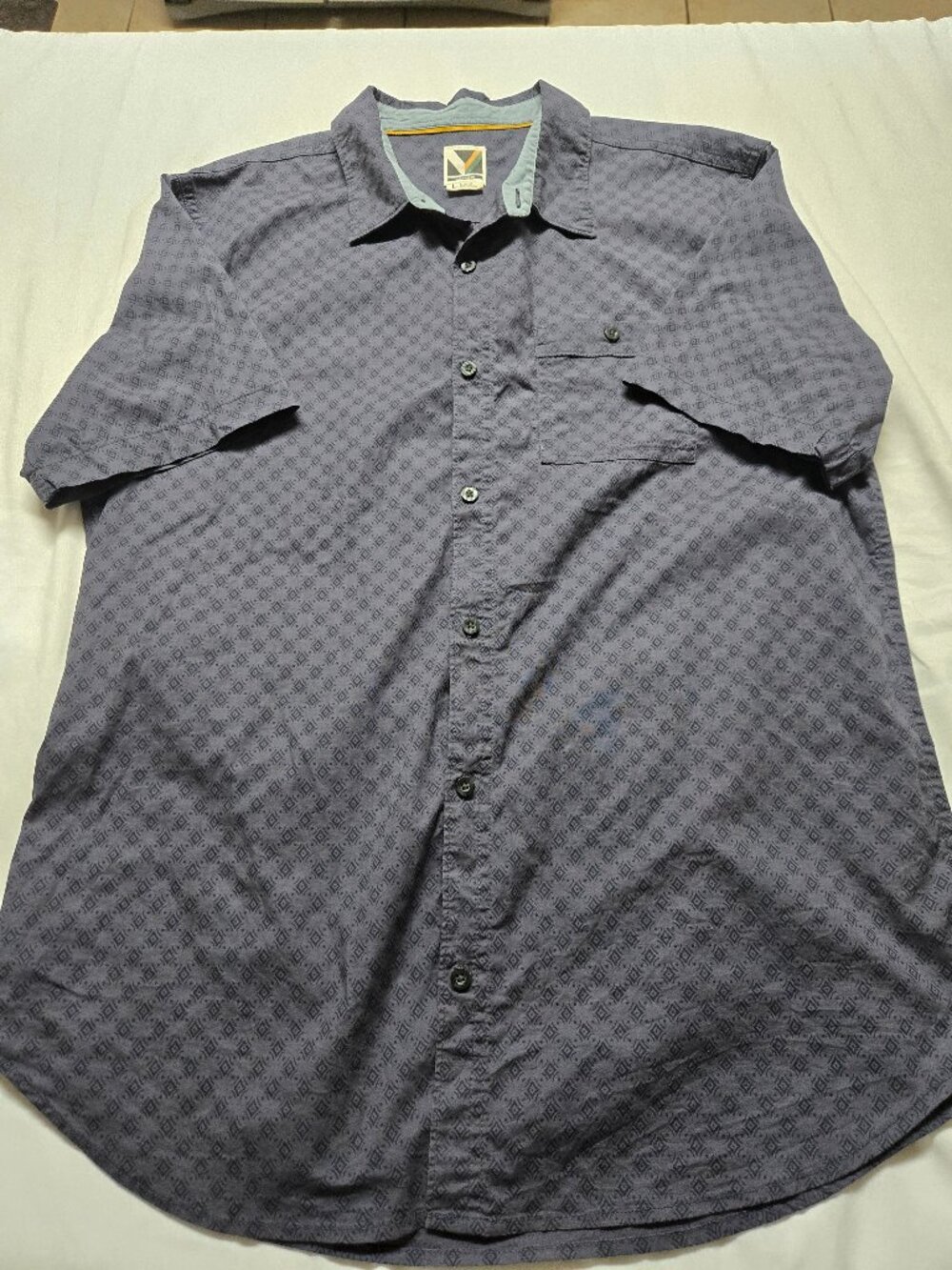 Voyager Men's Button Down Shirt (L)